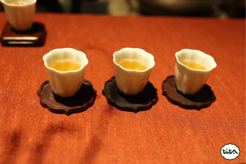 chén sứ miệng cánh hoa nung củi