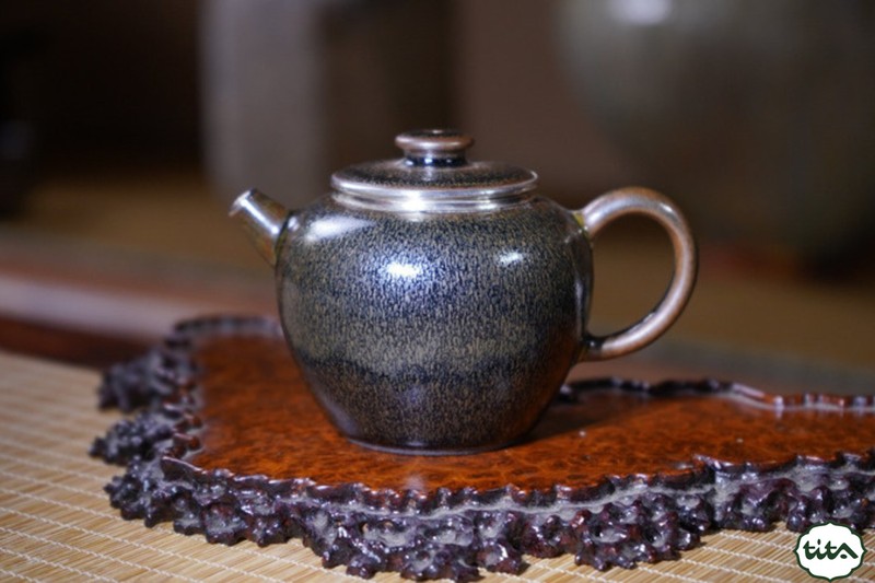 hoa văn đặc sắc trên ấm